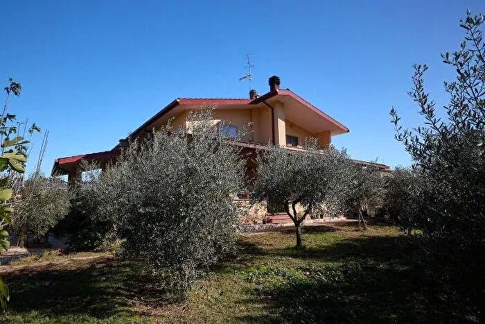 Casa con 6 locali in vendita in Via Monte Pennino Casa, Aprilia