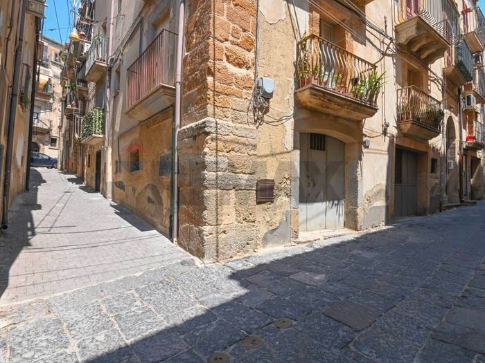 Appartamento quadrilocale in vendita in VIA SSSALVATORE, Centro, Caltagirone