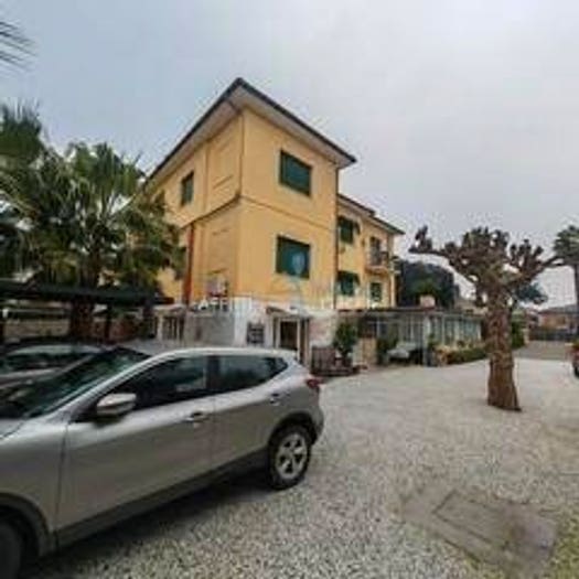 Casa con 6 locali in vendita in Via Paolo Ferrari, Marina di Massa Centro, Massa