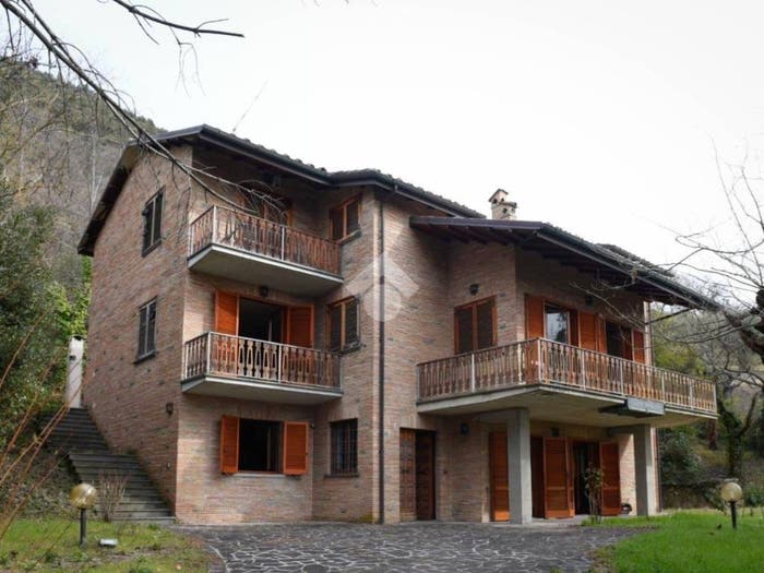 Casa con 6 locali in vendita in Via Decenzio, Centro, Gubbio