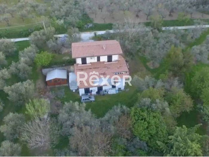 Casa con 6 locali in vendita in Contrada Collefreddo, Loreto Aprutino