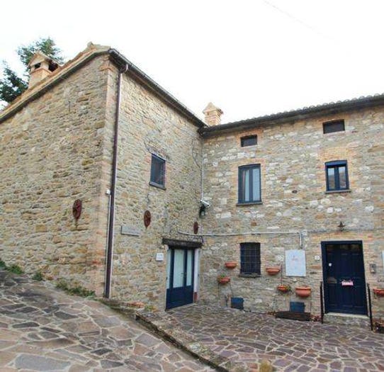 Casa con 6 locali in vendita in Via Abbadia, Pietrarubbia