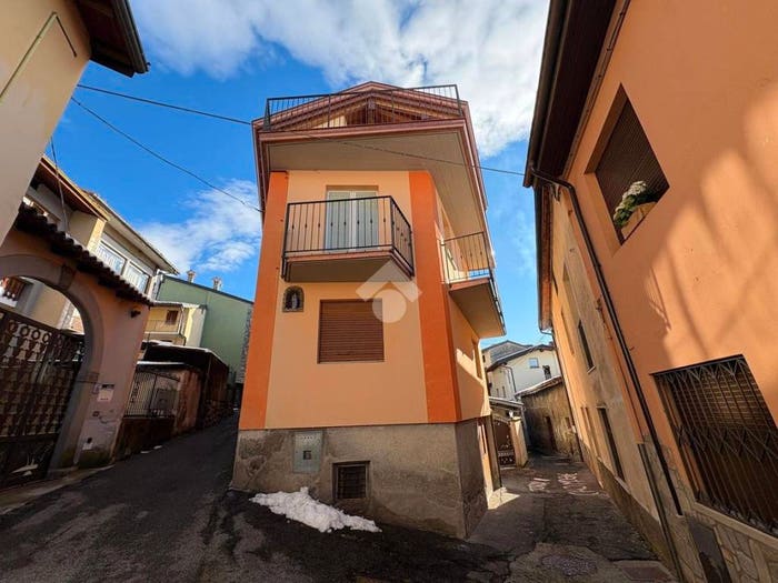Casa quadrilocale in vendita in Via Roma, Bossico