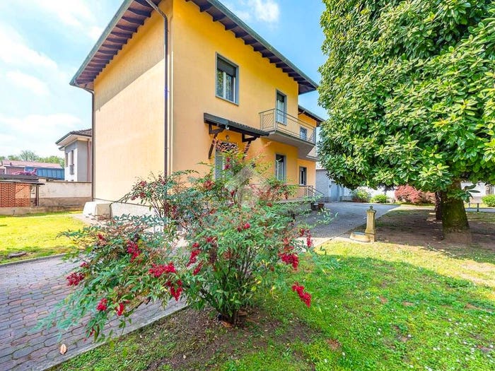 Casa con 5 locali in vendita in Via Sant'Alessandro, Centro, Caronno Pertusella