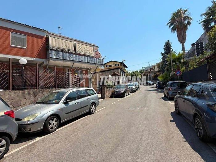 Appartamento con 6 locali in vendita in Via EMILIO SCAGLIONE, Chiaiano, Napoli