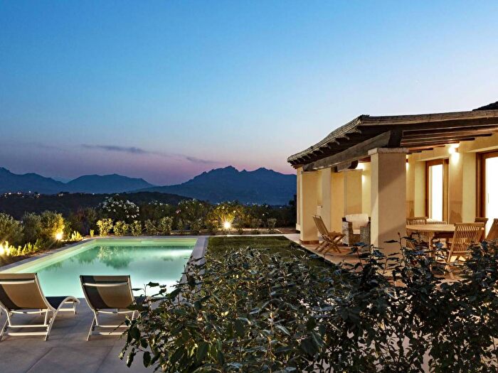 Casa con 6 locali in vendita in Strada Statale, San Pantaleo, Olbia