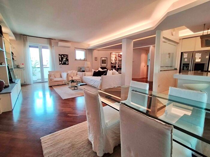 Appartamento con 5 locali in vendita in Via Francesco Sforza, Fanfani, Lodi