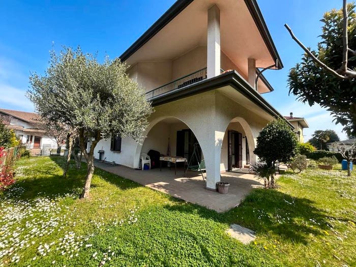 Casa con 6 locali in vendita in Gorla Maggiore