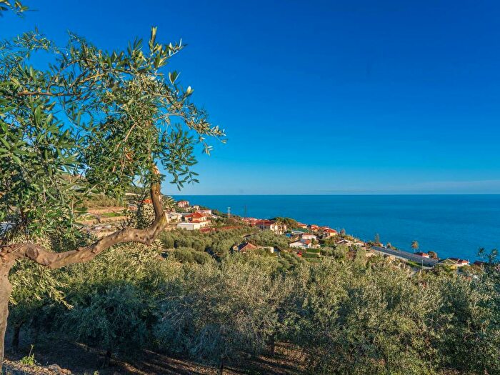 Casa trilocale in vendita in Regione Leschea, Cipressa