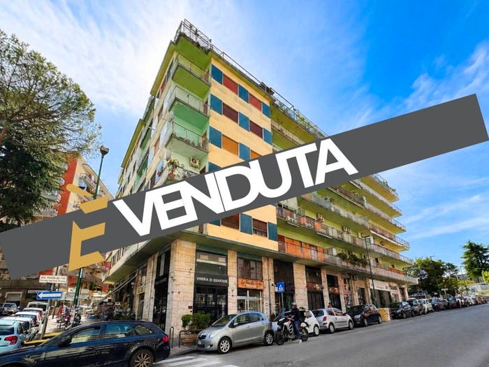 Appartamento con 6 locali in vendita in Viale dei Pini, Colli Aminei Capodimonte, Napoli