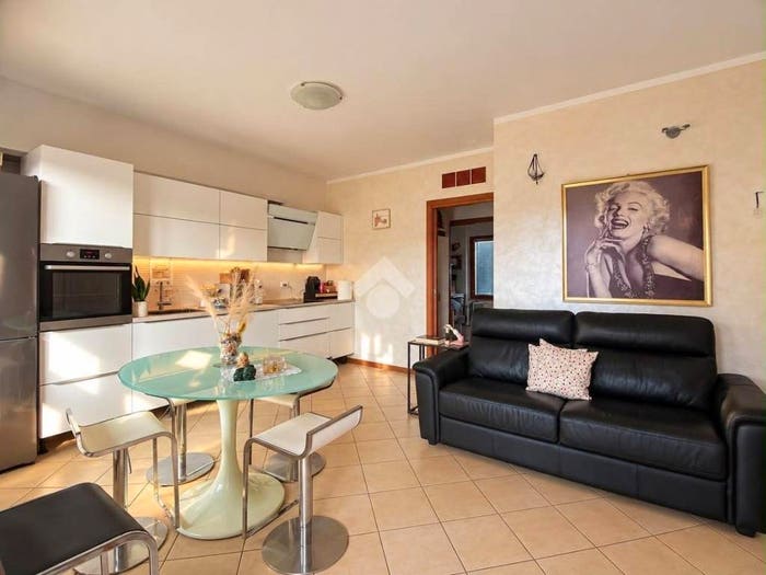 Appartamento trilocale in vendita in Via Vincenzo Monti, Lesmo