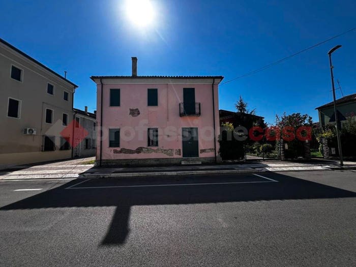 Casa quadrilocale in vendita in Via Dante Alghieri, Centro, Roveredo di Guà