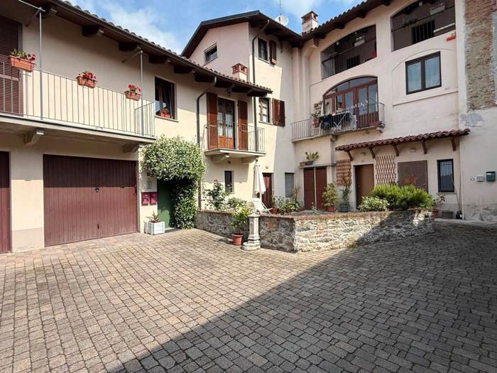 Casa quadrilocale in vendita in Via Umberto I, Centro, Viverone