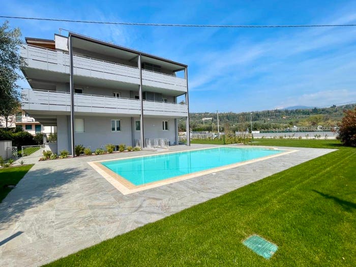 Appartamento con 6 locali in vendita in Via San Colombano, Centro, Bardolino