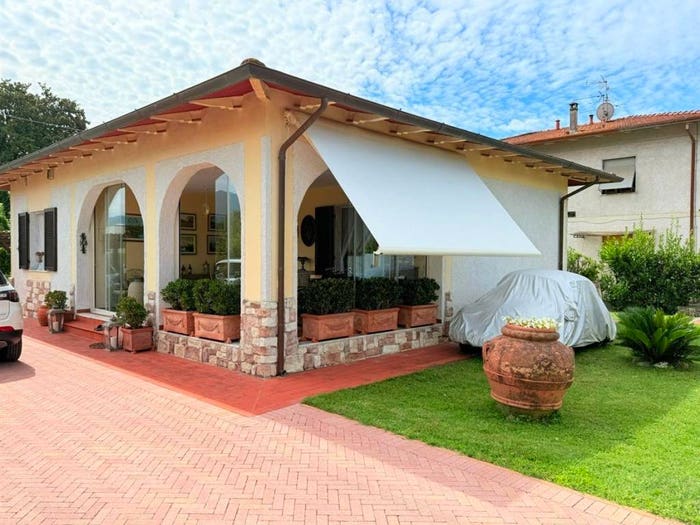 Casa quadrilocale in vendita in Marina di Massa Centro, Massa