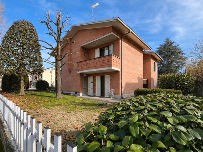 Casa quadrilocale in vendita in Via Fernando Manzotti, Centro, Correggio