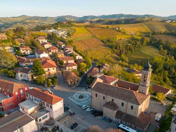 Casa con 6 locali in vendita in Treiso