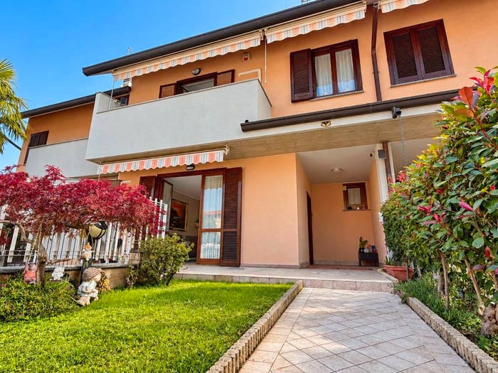 Casa quadrilocale in vendita in Via Alessandro Volta, Centro, Solaro