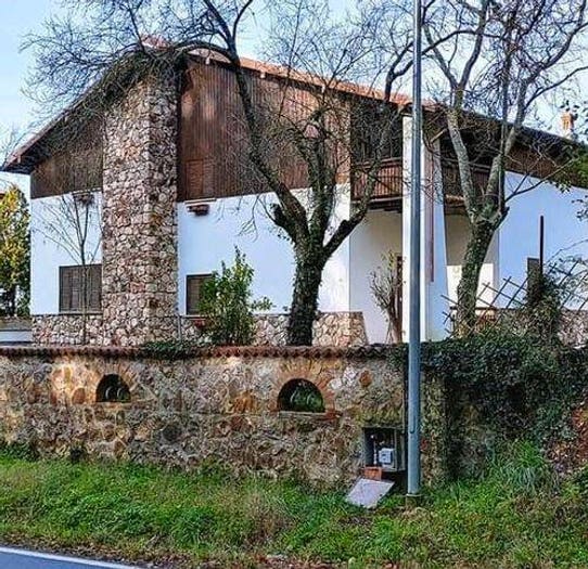 Casa con 6 locali in vendita in Strada Provinciale Braccianese Claudia, Centro, Allumiere