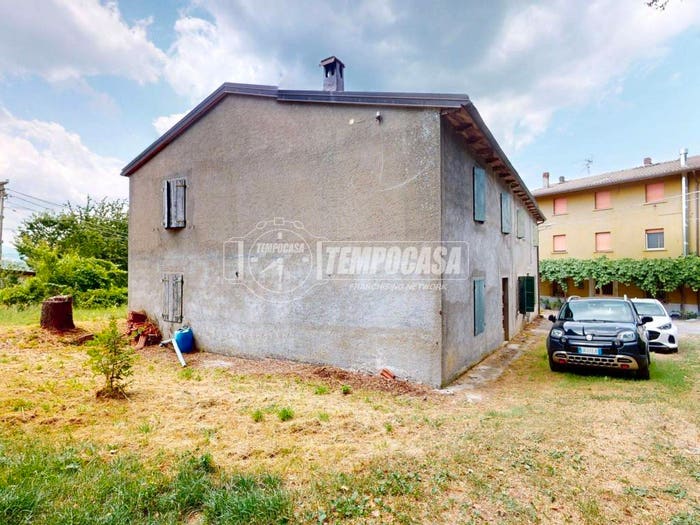 Casa con 6 locali in vendita in Via Guzzano, Camugnano