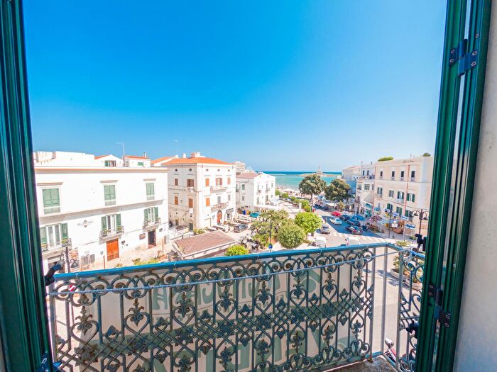 Appartamento trilocale in vendita in Via Tenente Alessandro Petrone, Vieste