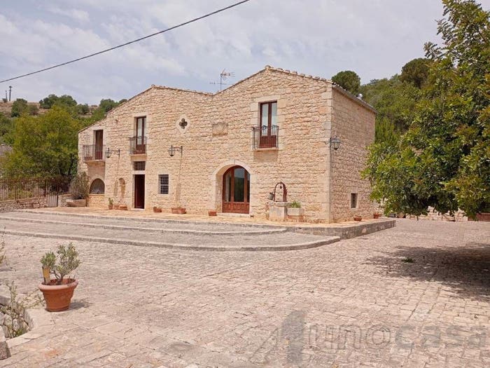 Casa con 6 locali in vendita in Modica Alta, Modica