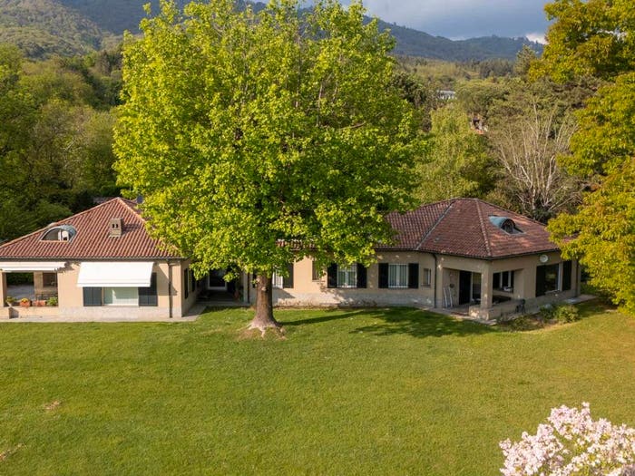 Casa con 6 locali in vendita in Via Monviso, Barasso