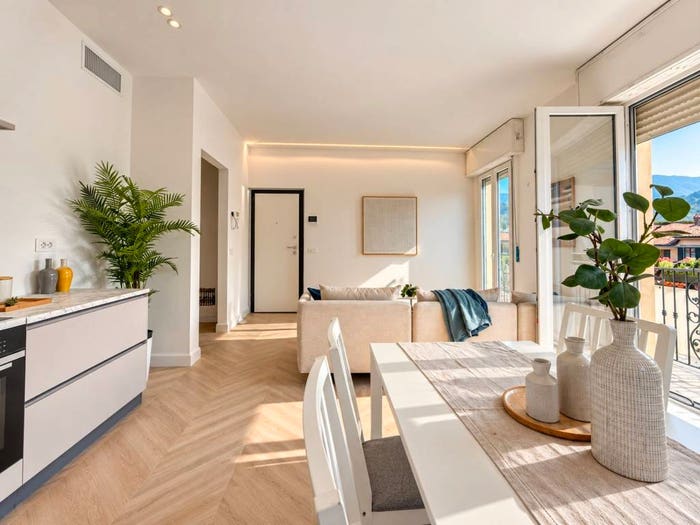 Appartamento trilocale in vendita in Piazza Alessandro Manzoni, Centro, Oggiono
