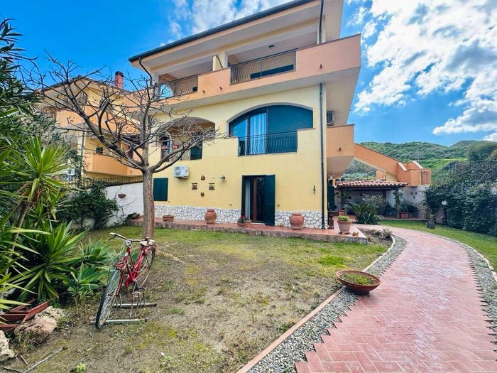 Casa quadrilocale in vendita in Viale Magna Grecia, Lungomare Capocolonna, Crotone