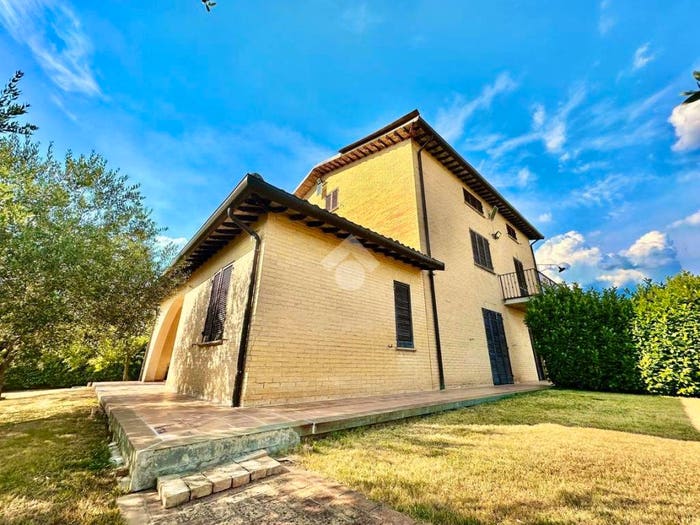 Casa con 6 locali in vendita in Via delle Macchie, Montefalco
