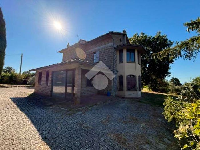 Casa con 6 locali in vendita in Strada Commenda, Montefiascone