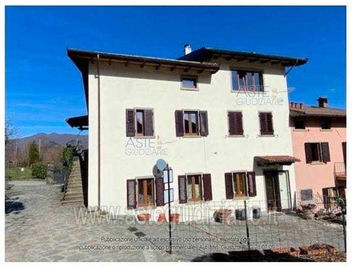Appartamento con 6 locali in vendita in FRAZIONE CASATICO LOCALITA' BIAIA, Camporgiano