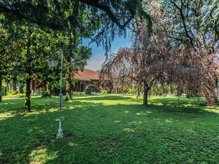 Casa con 6 locali in vendita in Via per San Vittore Olona, Parco Castello, Legnano