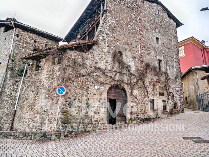 Casa con 6 locali in vendita in Piazza Cadorna, Centro, Primaluna