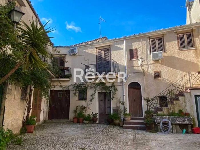 Casa con 6 locali in vendita in Cortile Di Giovanni, Palazzo Adriano