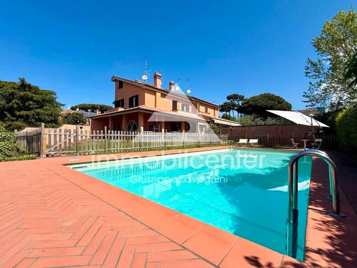 Casa con 6 locali in vendita in Via Romana, Centro, Genzano di Roma