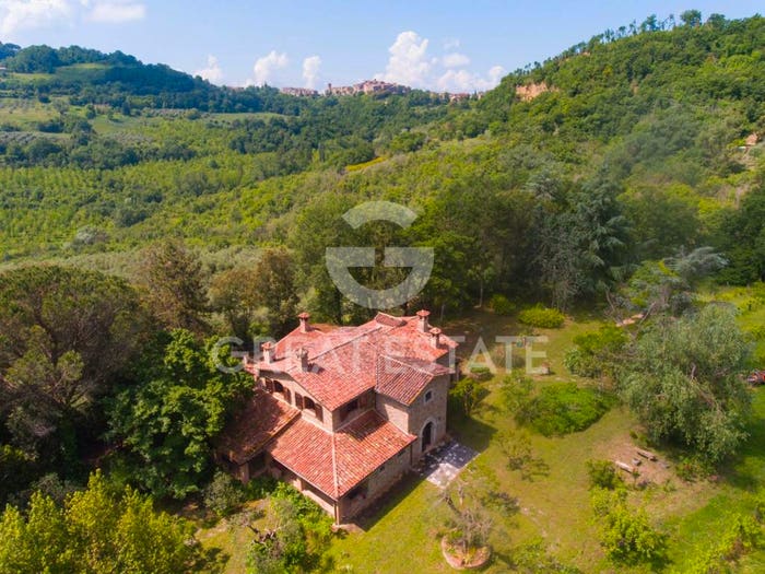 Casa con 6 locali in vendita in Ficulle