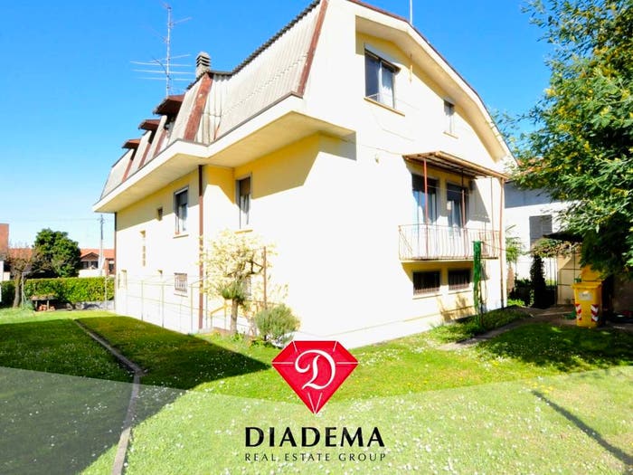 Casa con 6 locali in vendita in Via Montebello, Besnate