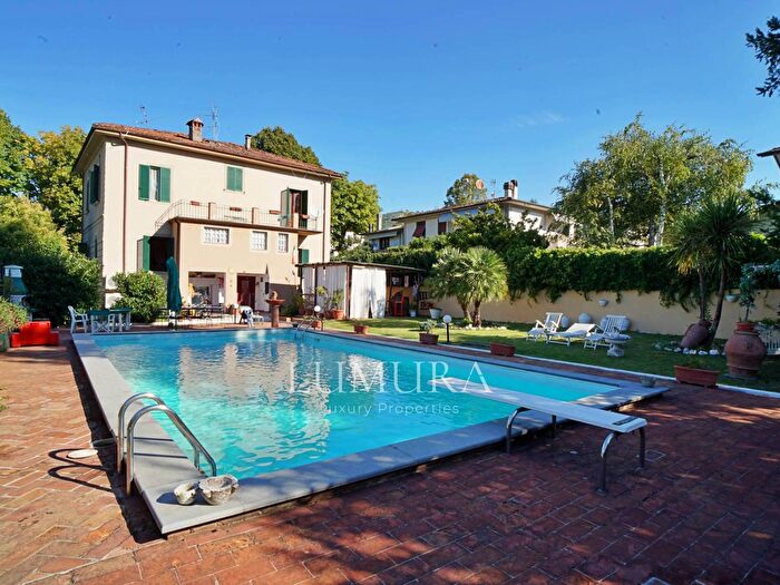 Casa con 11 locali in vendita in Via Aprile, Barga