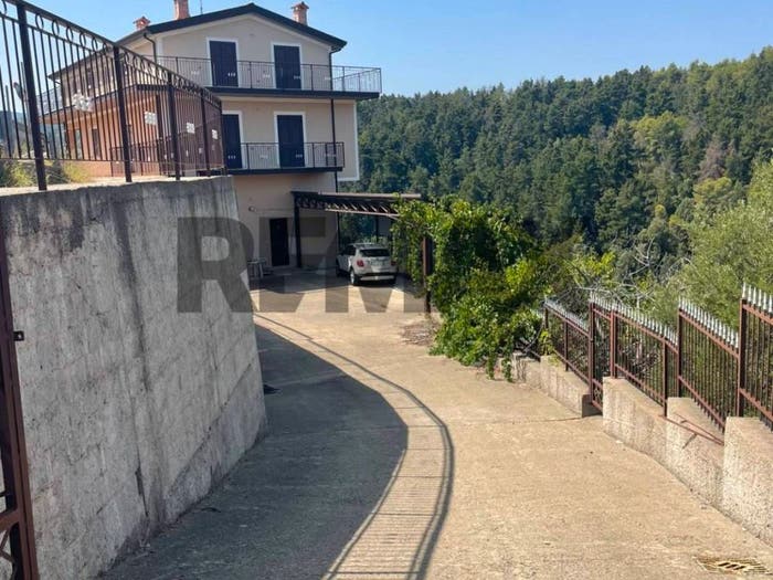 Casa con 6 locali in vendita in Acri