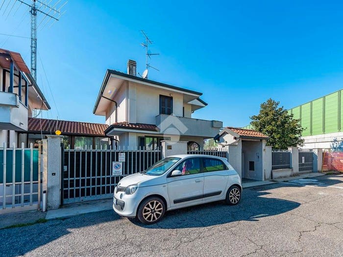 Casa quadrilocale in vendita in Via Valtellina, Centro, Lainate