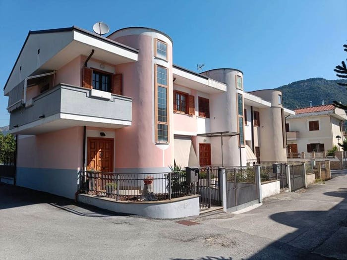 Casa con 6 locali in vendita in Via Talete, Centro, Pesche