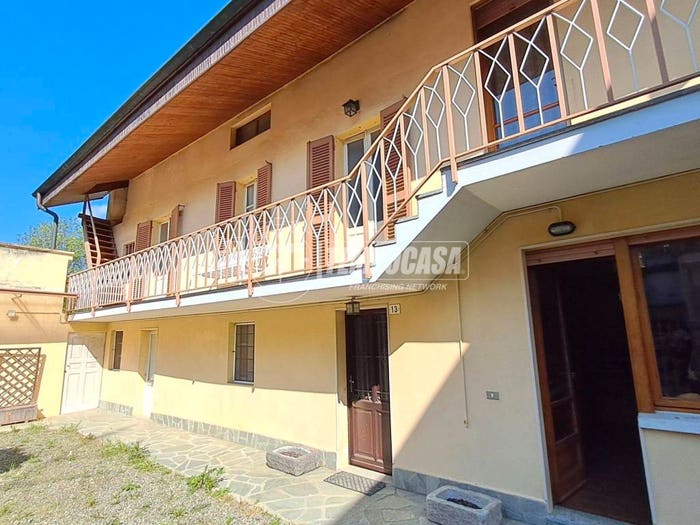 Casa con 6 locali in vendita in Via Camilla Lampo, Camburzano