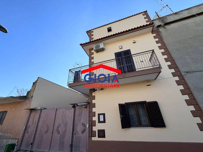 Appartamento con 6 locali in vendita in Via Messina, Mondragone