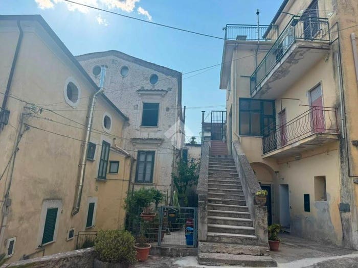 Casa con 6 locali in vendita in Via Ten Raffaele Iacuzio, Capitignano, Giffoni Sei Casali