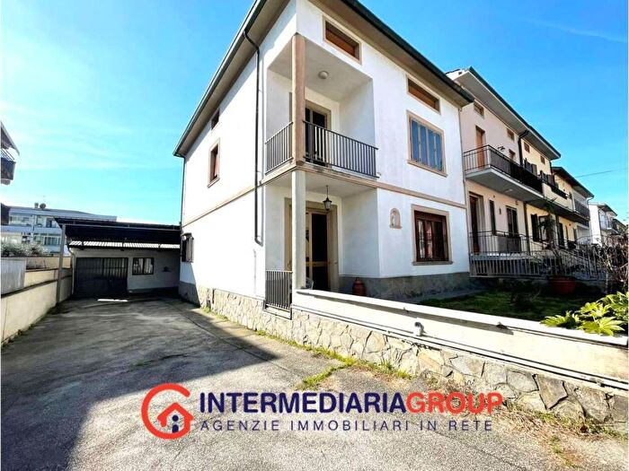 Casa con 6 locali in vendita in Via Benaco, Sant'Ippolito, Prato