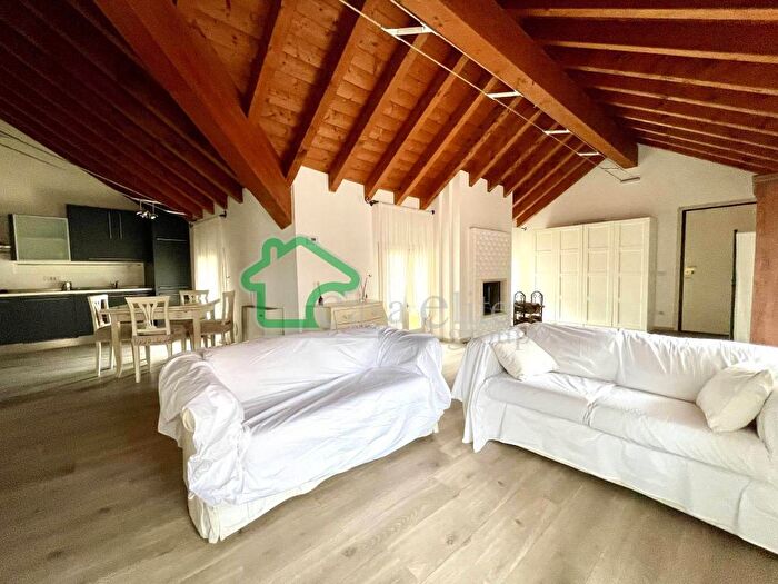Appartamento quadrilocale in vendita in Via Agostino Bassi, Centro Storico, Lodi
