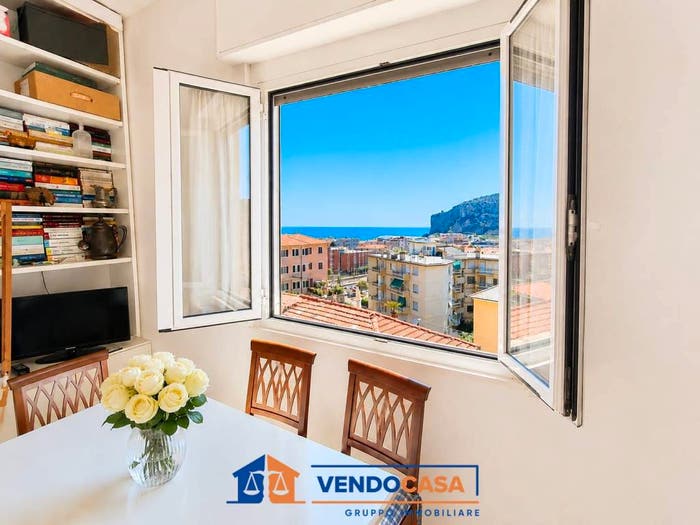 Appartamento quadrilocale in vendita in Via Aprile, Centro, Finale Ligure