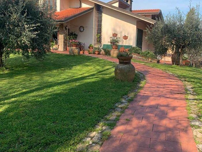 Casa con 6 locali in vendita in Montale