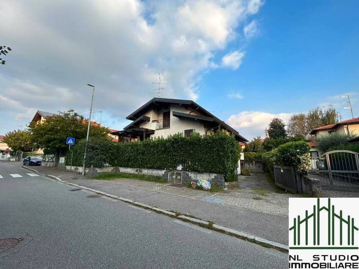Casa quadrilocale in vendita in Via Monsignor G Schiavini, Crenna Bettolino, Gallarate